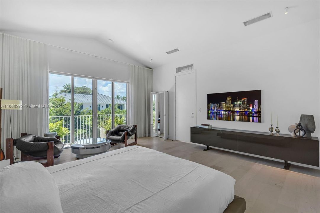 Recently Sold: $5,250,000 (6 beds, 6 baths, 3737 Square Feet)