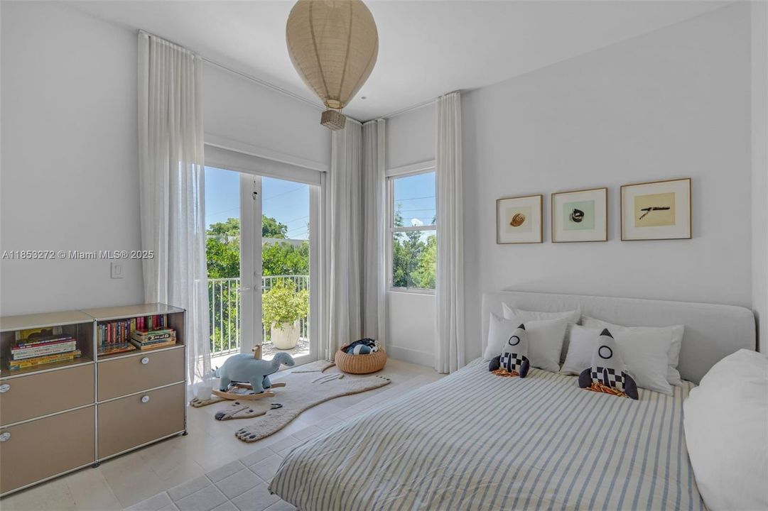 Recently Sold: $5,250,000 (6 beds, 6 baths, 3737 Square Feet)