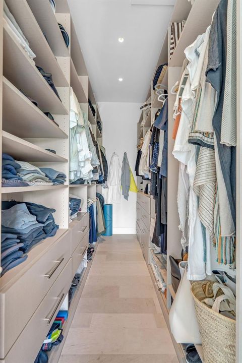 Recently Sold: $5,250,000 (6 beds, 6 baths, 3737 Square Feet)