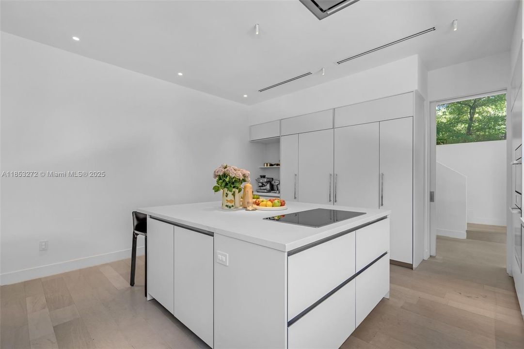 Recently Sold: $5,250,000 (6 beds, 6 baths, 3737 Square Feet)