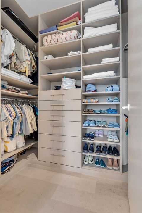 Recently Sold: $5,250,000 (6 beds, 6 baths, 3737 Square Feet)