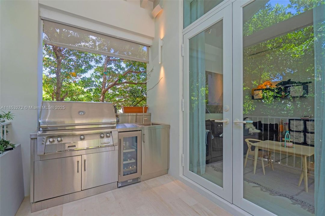 Recently Sold: $5,250,000 (6 beds, 6 baths, 3737 Square Feet)