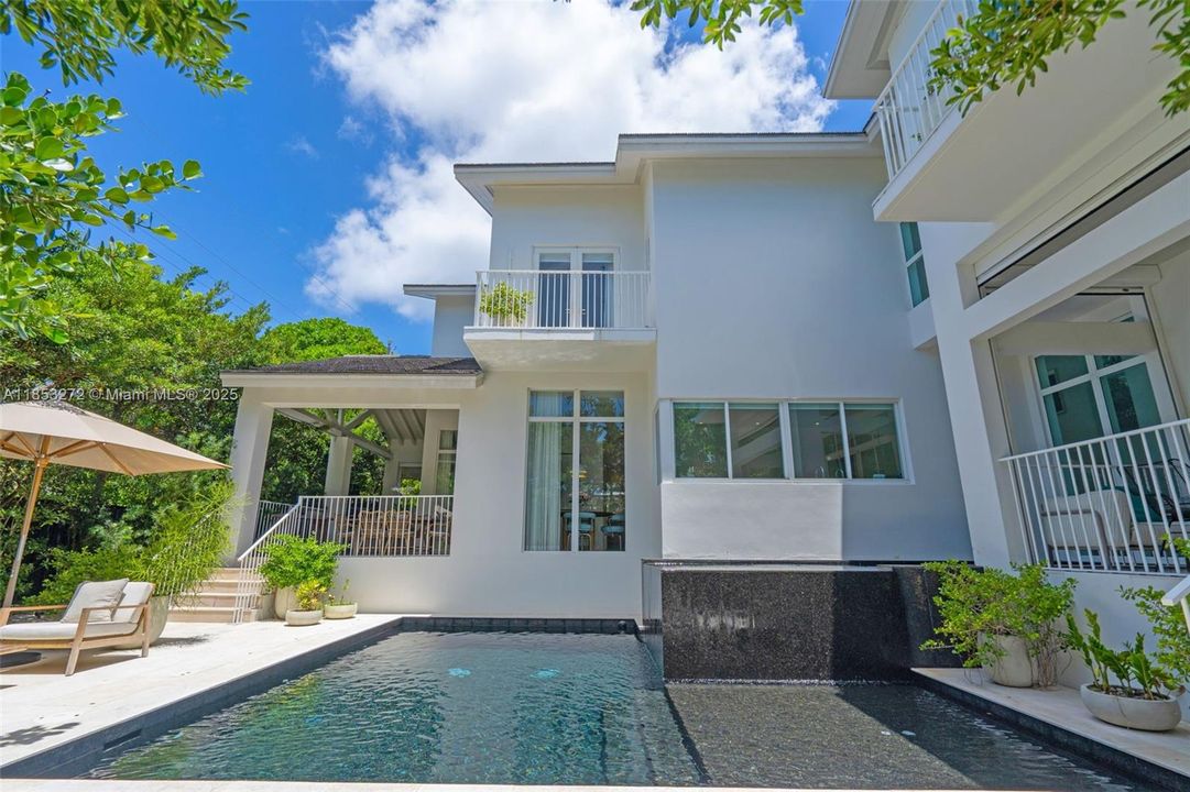 Recently Sold: $5,250,000 (6 beds, 6 baths, 3737 Square Feet)