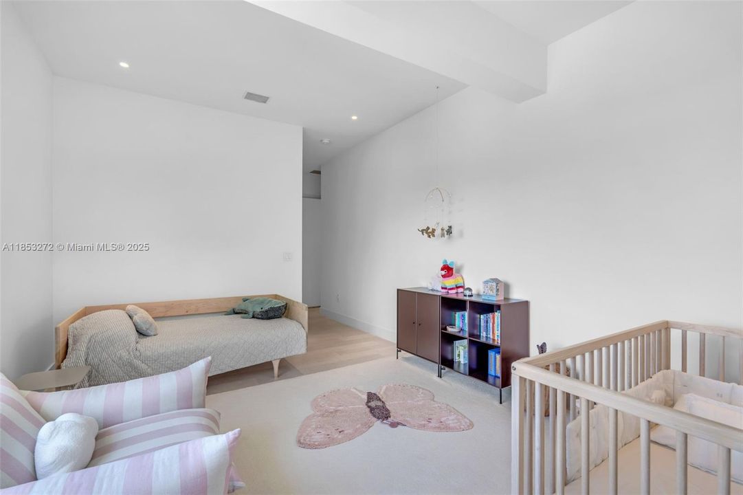 Recently Sold: $5,250,000 (6 beds, 6 baths, 3737 Square Feet)