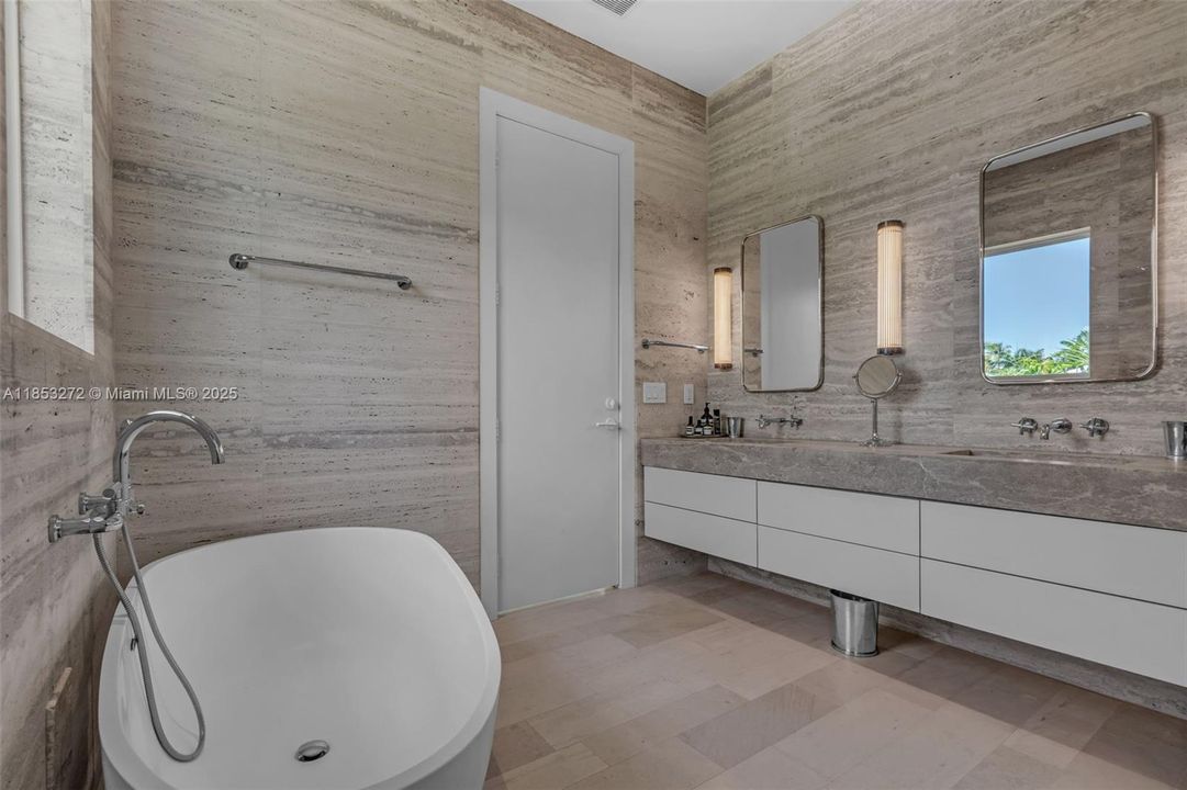 Recently Sold: $5,250,000 (6 beds, 6 baths, 3737 Square Feet)