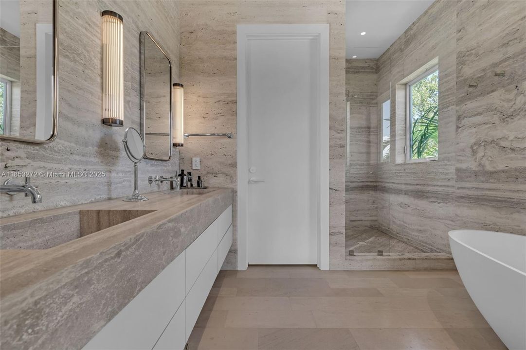 Recently Sold: $5,250,000 (6 beds, 6 baths, 3737 Square Feet)