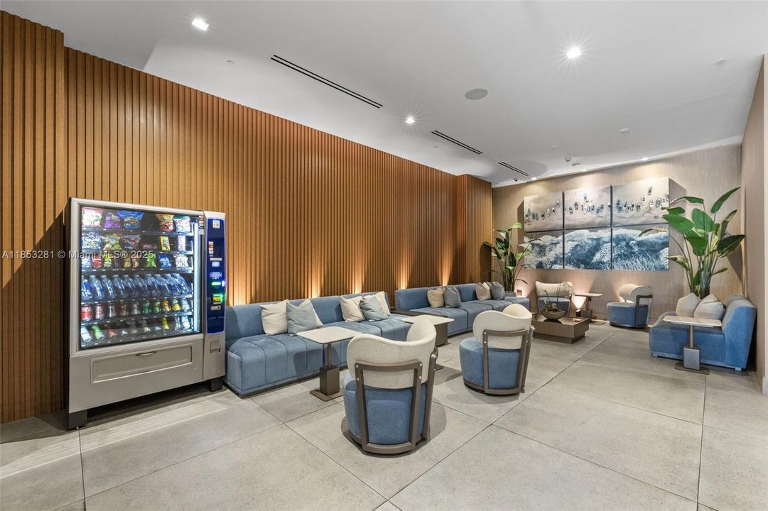 For Sale: $80,000 (1 beds, 1 baths, 571 Square Feet)