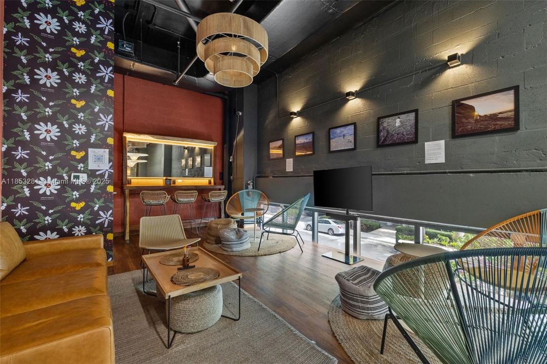 For Sale: $80,000 (1 beds, 1 baths, 571 Square Feet)