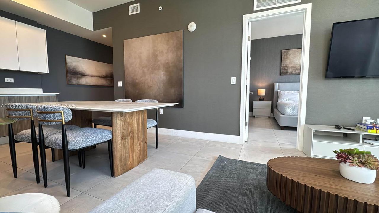 For Sale: $80,000 (1 beds, 1 baths, 571 Square Feet)