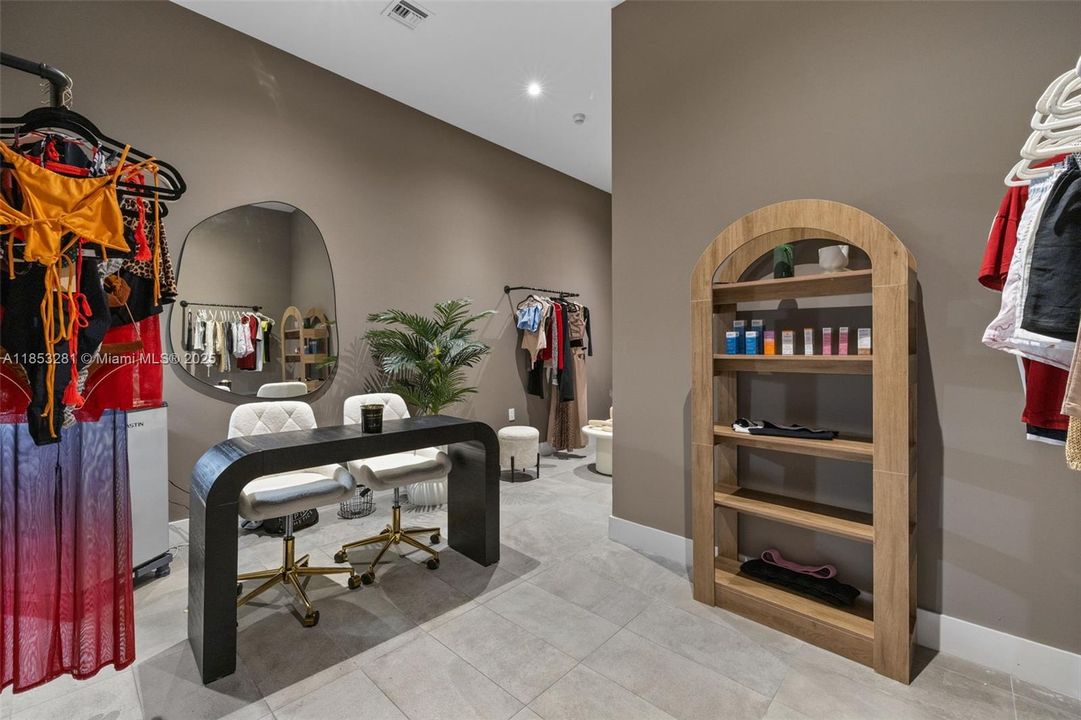 For Sale: $80,000 (1 beds, 1 baths, 571 Square Feet)