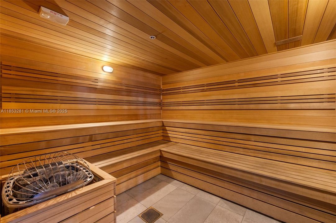 For Sale: $80,000 (1 beds, 1 baths, 571 Square Feet)