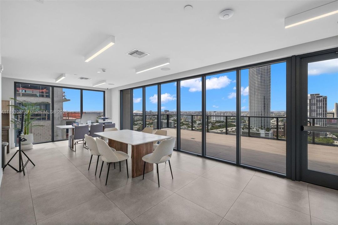 For Sale: $80,000 (1 beds, 1 baths, 571 Square Feet)