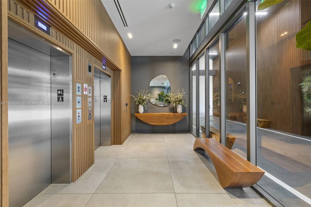 For Sale: $80,000 (1 beds, 1 baths, 571 Square Feet)