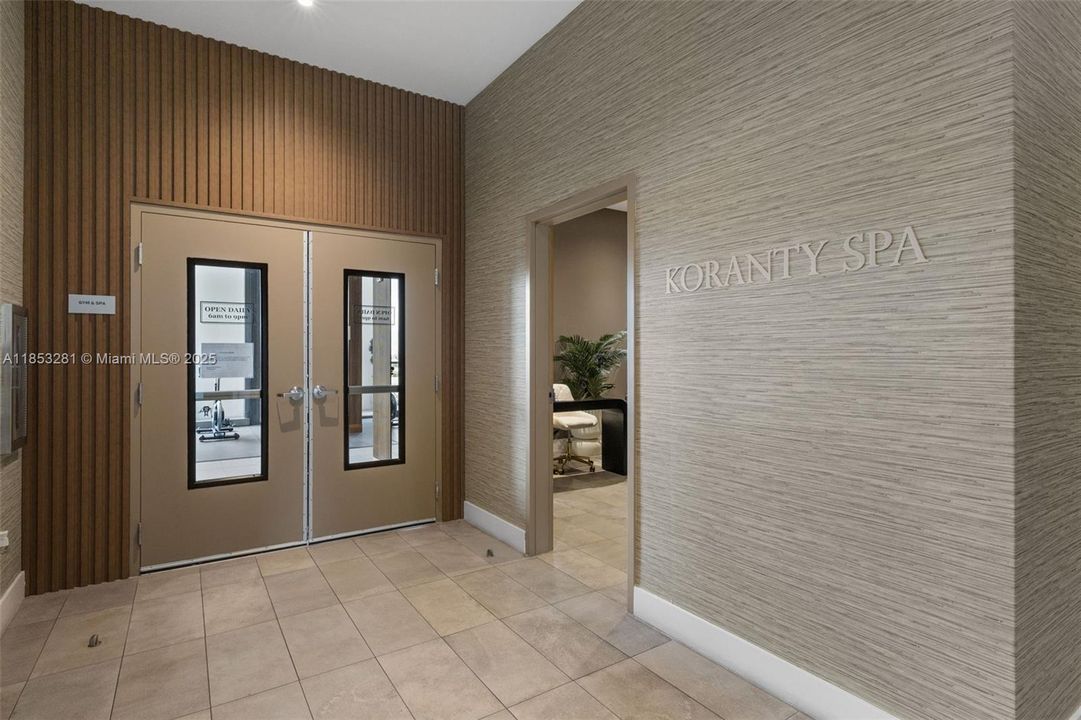 For Sale: $80,000 (1 beds, 1 baths, 571 Square Feet)