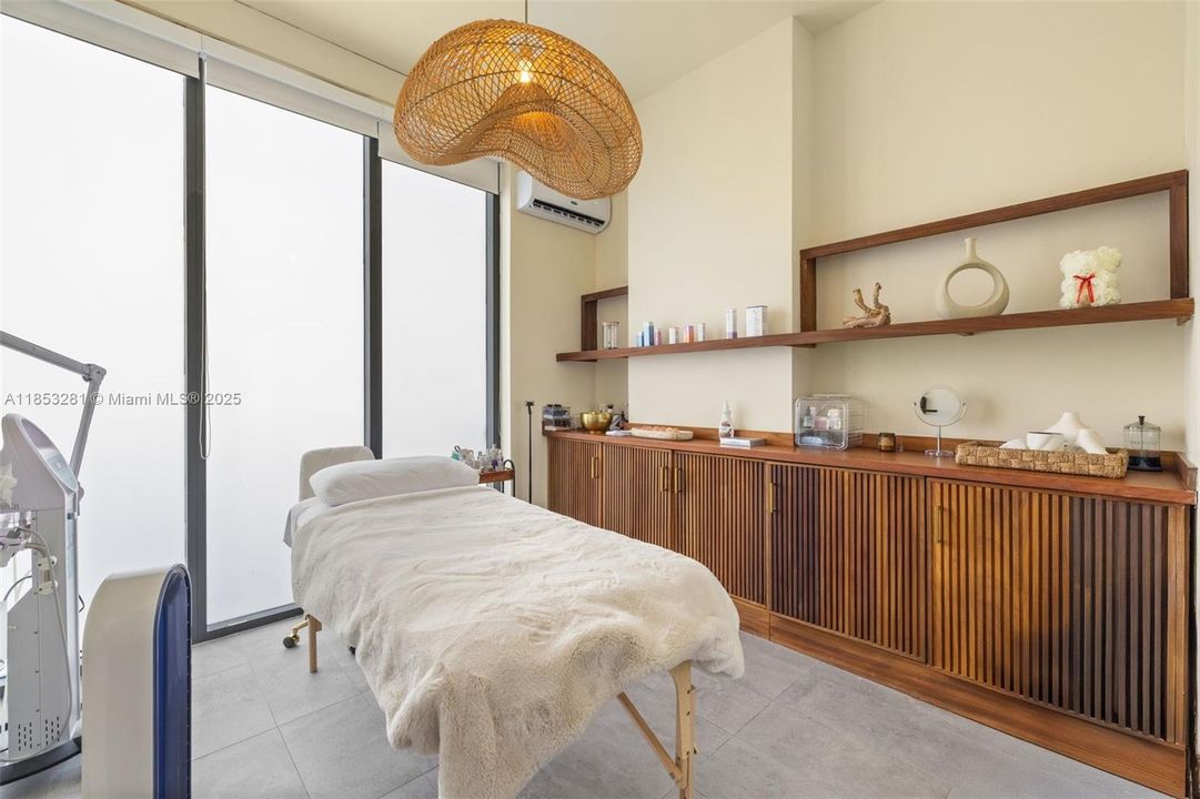 For Sale: $80,000 (1 beds, 1 baths, 571 Square Feet)