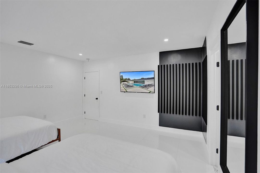 最近售出: $2,200,000 (5 贝兹, 3 浴室, 2774 平方英尺)