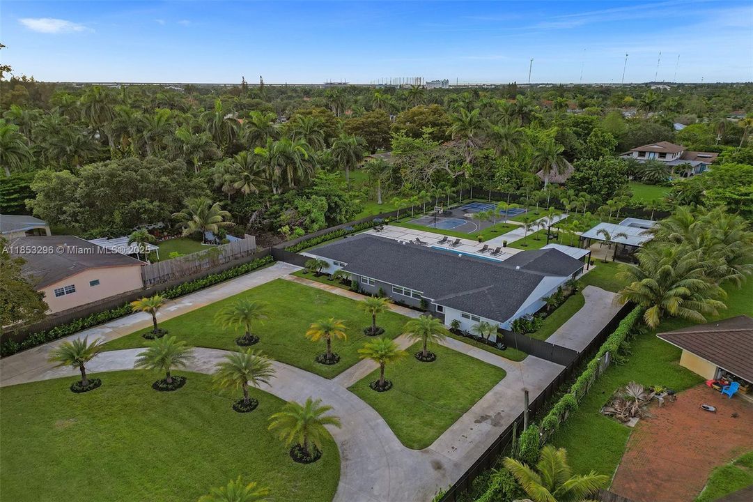 最近售出: $2,200,000 (5 贝兹, 3 浴室, 2774 平方英尺)