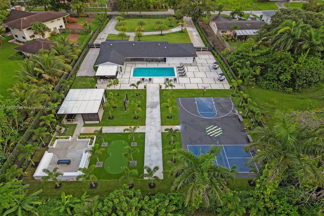 最近售出: $2,200,000 (5 贝兹, 3 浴室, 2774 平方英尺)