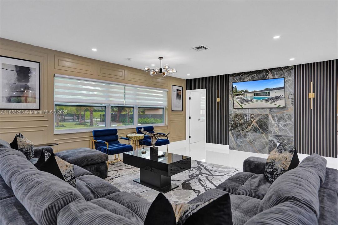 最近售出: $2,200,000 (5 贝兹, 3 浴室, 2774 平方英尺)