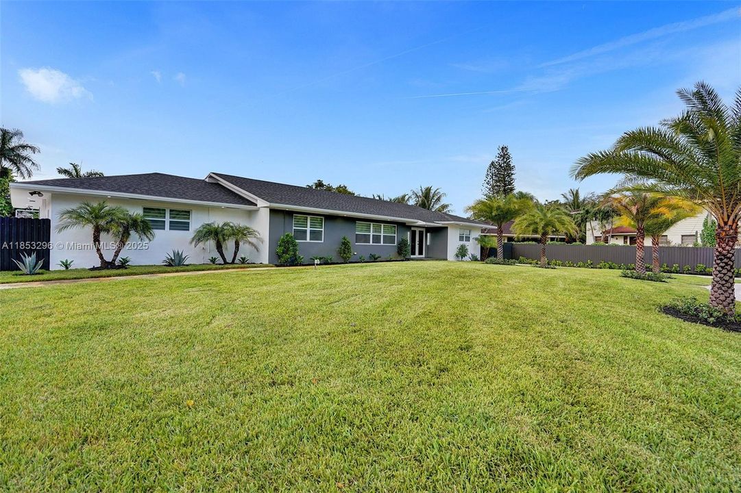 最近售出: $2,200,000 (5 贝兹, 3 浴室, 2774 平方英尺)