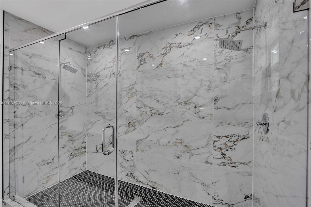 最近售出: $2,200,000 (5 贝兹, 3 浴室, 2774 平方英尺)