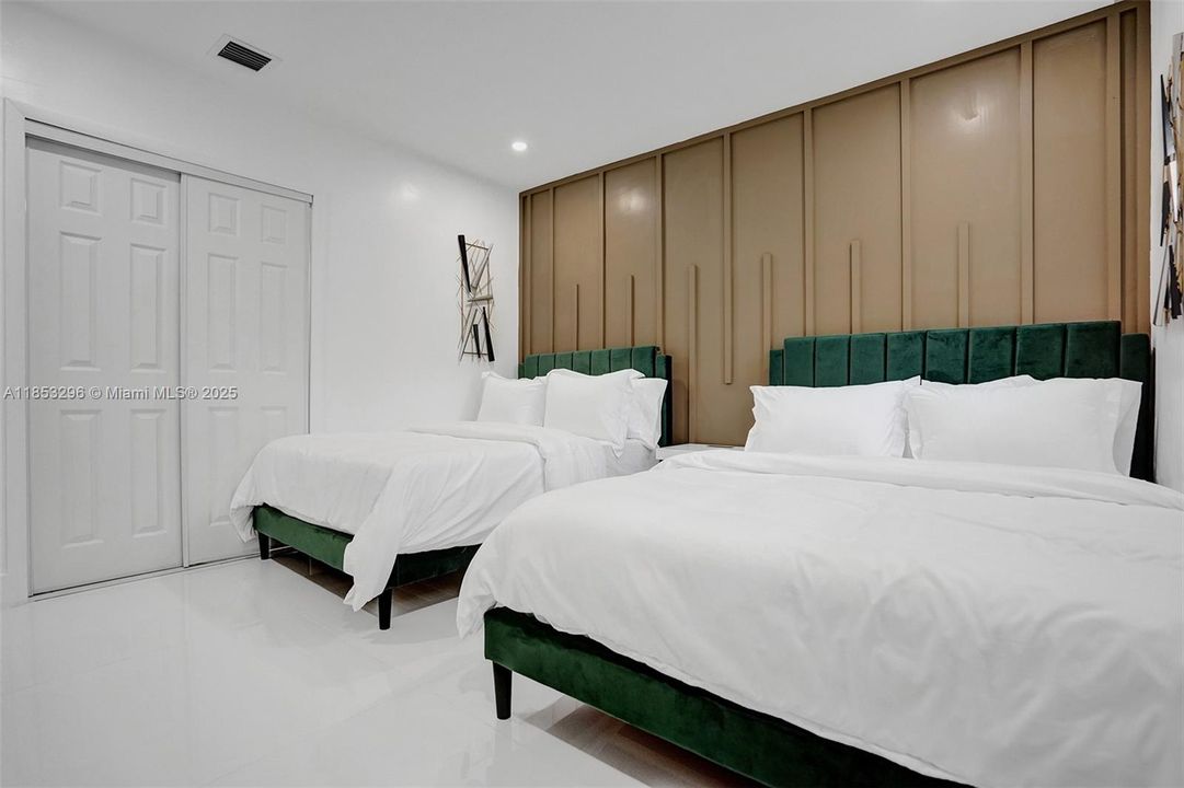 最近售出: $2,200,000 (5 贝兹, 3 浴室, 2774 平方英尺)