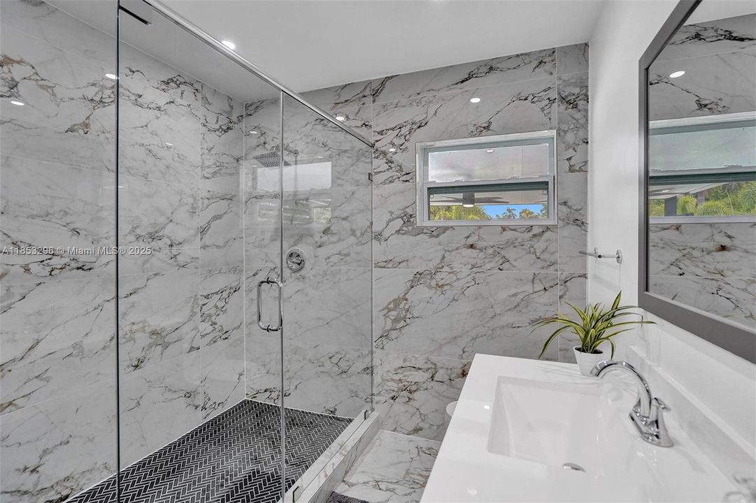 最近售出: $2,200,000 (5 贝兹, 3 浴室, 2774 平方英尺)