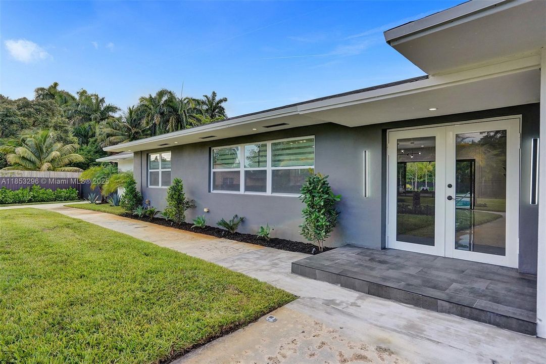 最近售出: $2,200,000 (5 贝兹, 3 浴室, 2774 平方英尺)