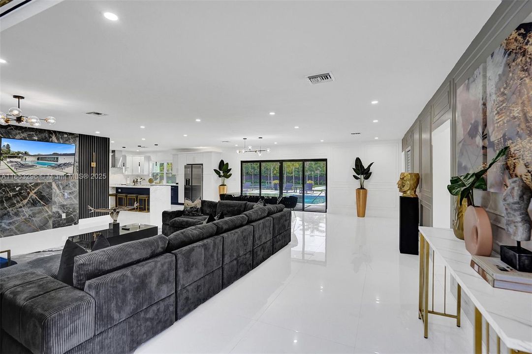 最近售出: $2,200,000 (5 贝兹, 3 浴室, 2774 平方英尺)