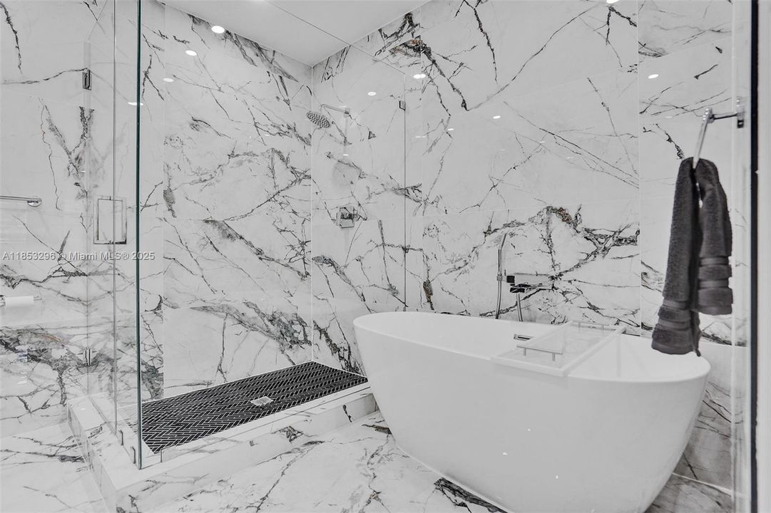 最近售出: $2,200,000 (5 贝兹, 3 浴室, 2774 平方英尺)