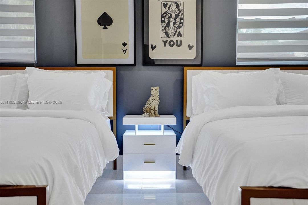 最近售出: $2,200,000 (5 贝兹, 3 浴室, 2774 平方英尺)