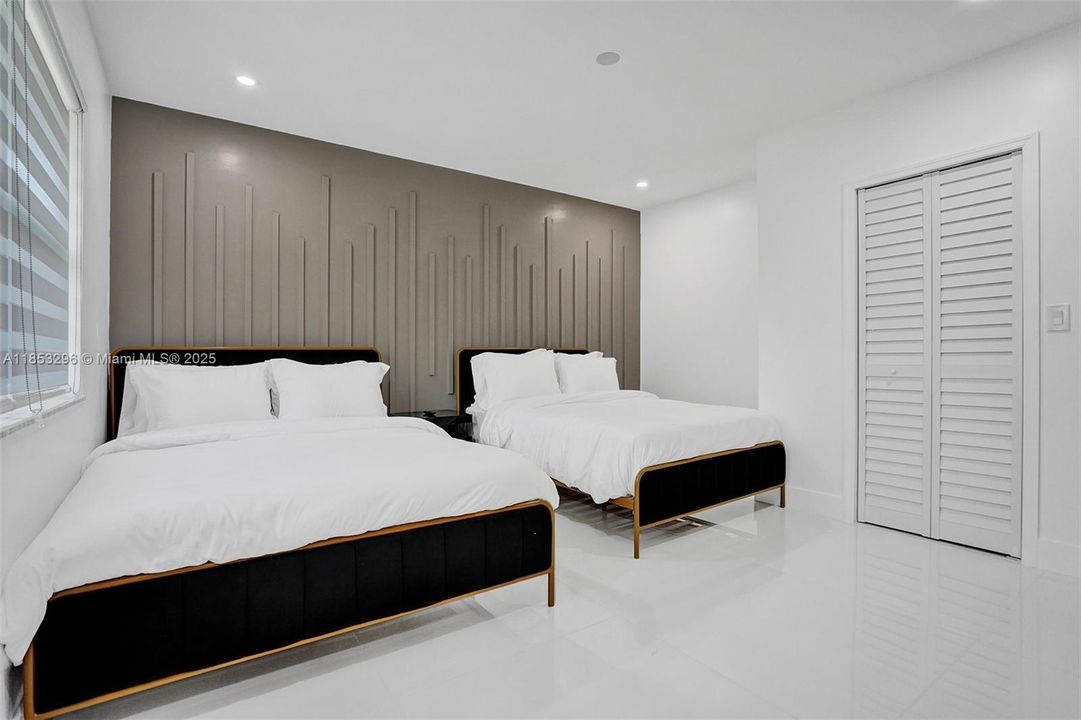 最近售出: $2,200,000 (5 贝兹, 3 浴室, 2774 平方英尺)