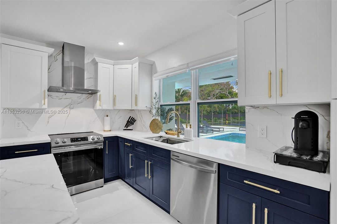 最近售出: $2,200,000 (5 贝兹, 3 浴室, 2774 平方英尺)