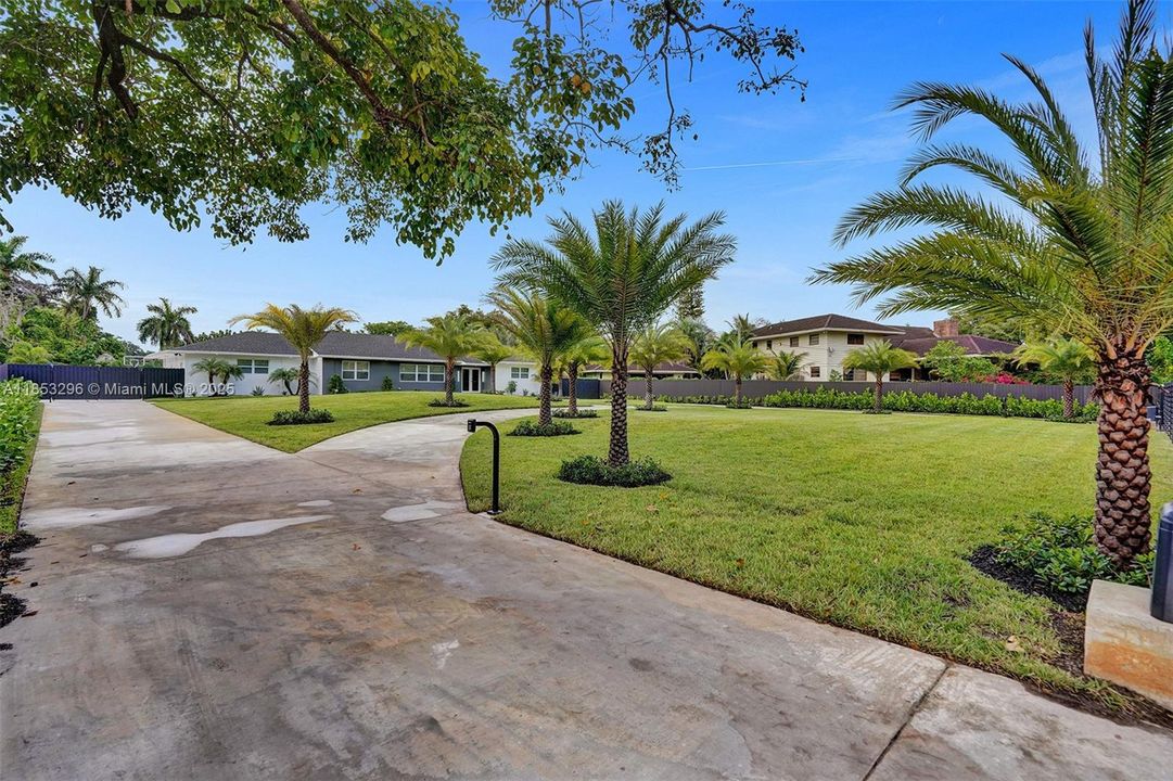 最近售出: $2,200,000 (5 贝兹, 3 浴室, 2774 平方英尺)