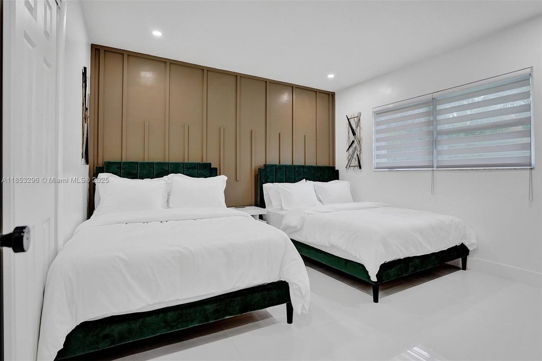 最近售出: $2,200,000 (5 贝兹, 3 浴室, 2774 平方英尺)