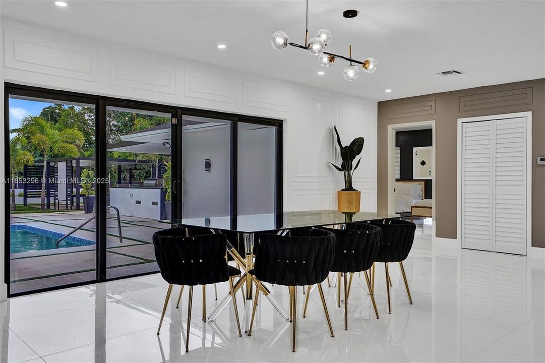 最近售出: $2,200,000 (5 贝兹, 3 浴室, 2774 平方英尺)