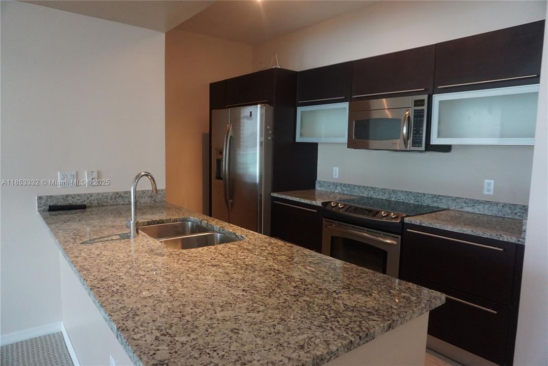For Sale: $550,000 (1 beds, 1 baths, 774 Square Feet)