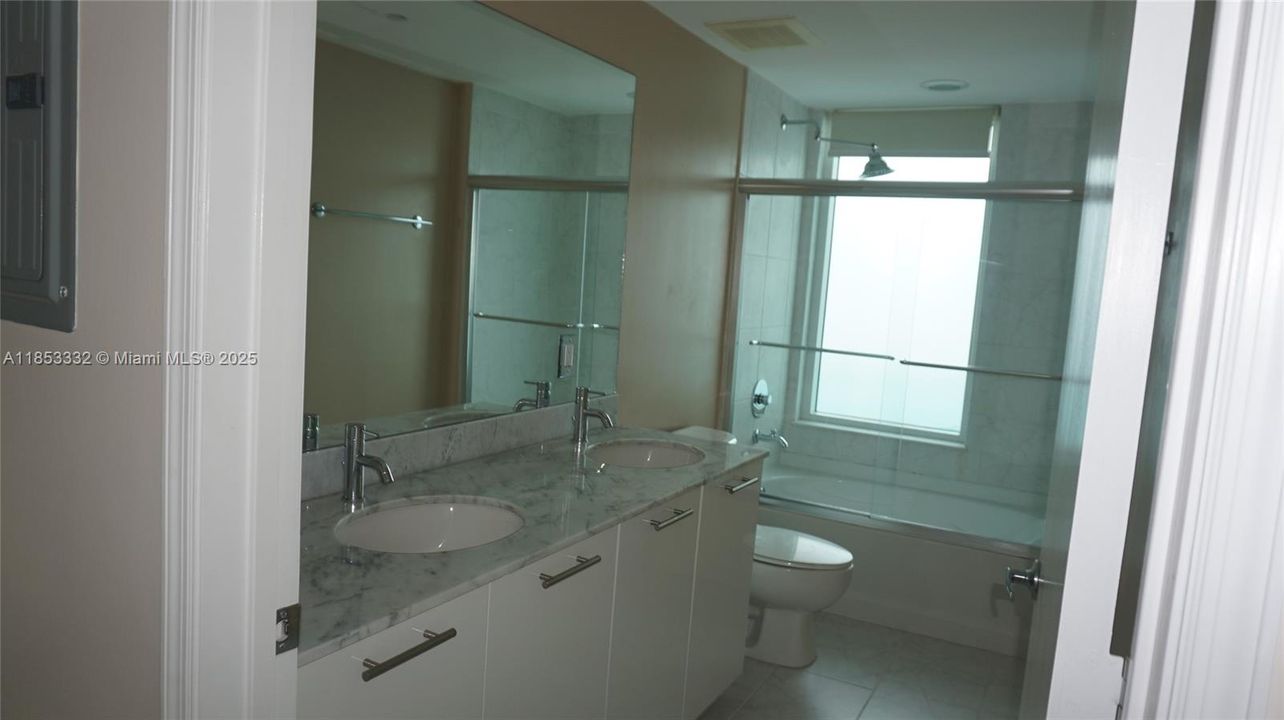 For Sale: $550,000 (1 beds, 1 baths, 774 Square Feet)