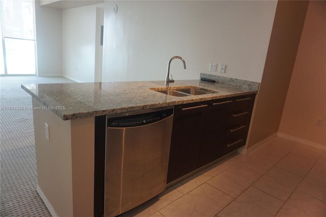 For Sale: $550,000 (1 beds, 1 baths, 774 Square Feet)