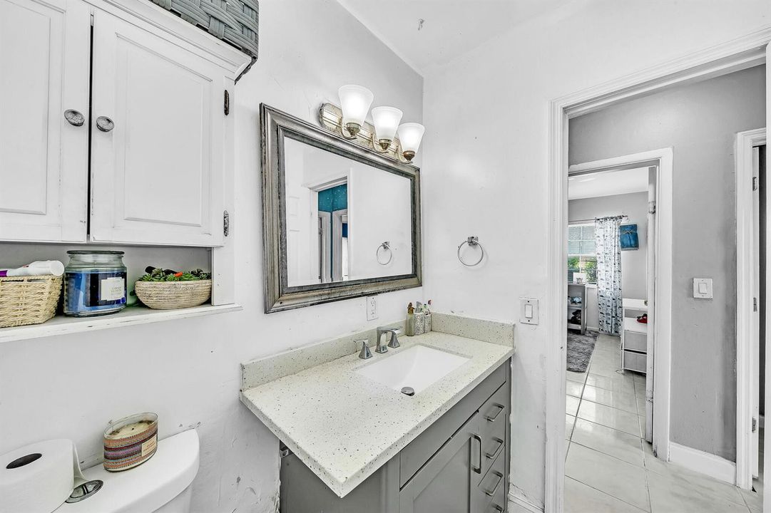 15 Bathroom (2)