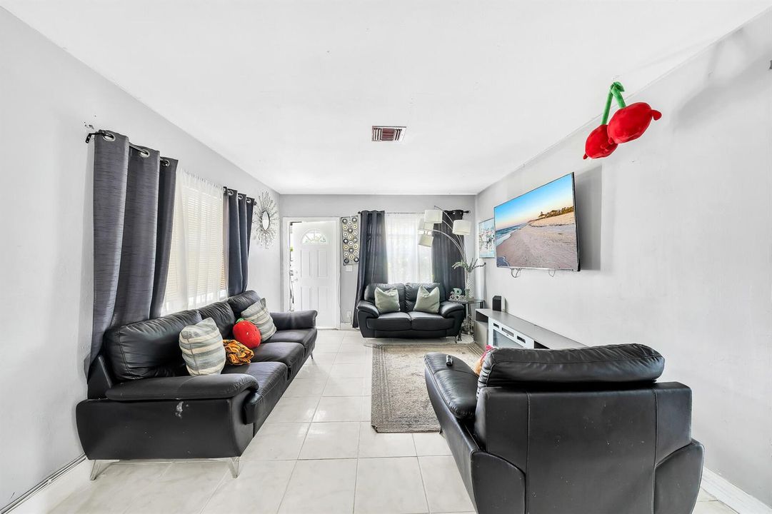 7 Living Area (2)