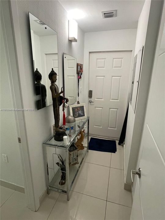 合同活跃: $800 (1 贝兹, 1 浴室, 400 平方英尺)