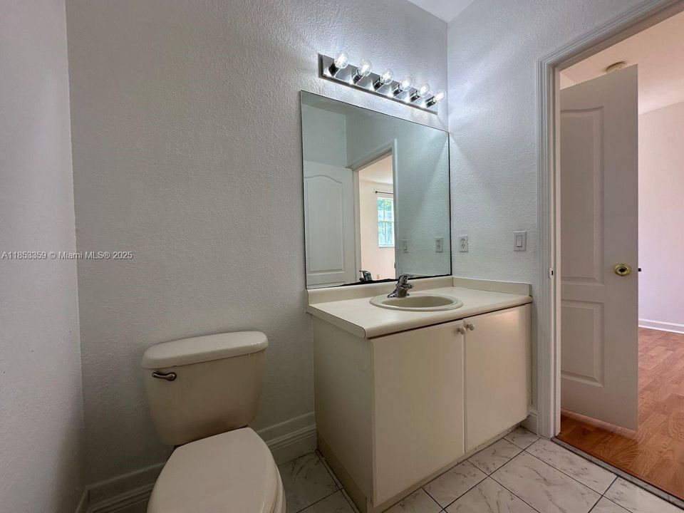 For Sale: $230,000 (3 beds, 2 baths, 1076 Square Feet)