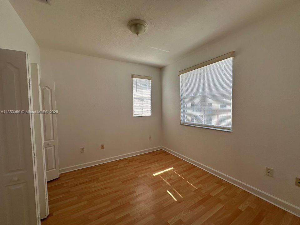 For Sale: $230,000 (3 beds, 2 baths, 1076 Square Feet)