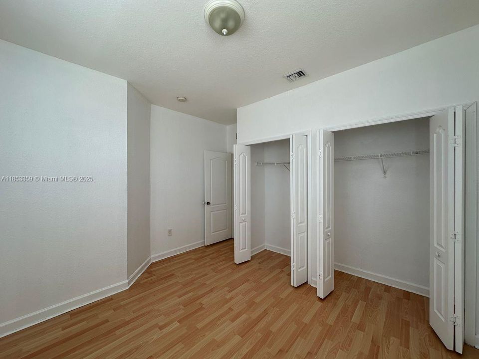 For Sale: $230,000 (3 beds, 2 baths, 1076 Square Feet)