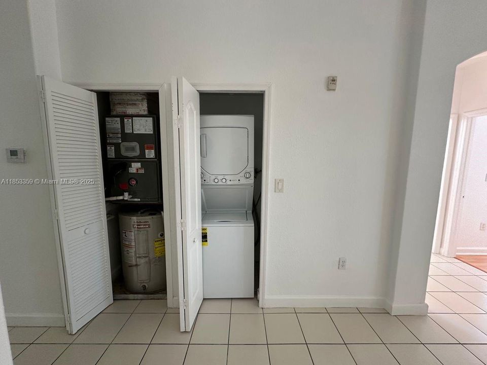 For Sale: $230,000 (3 beds, 2 baths, 1076 Square Feet)