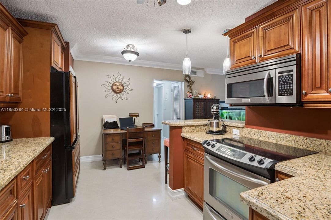 На продажу: $193,000 (2 спален, 1 ванн, 875 Квадратных фут)