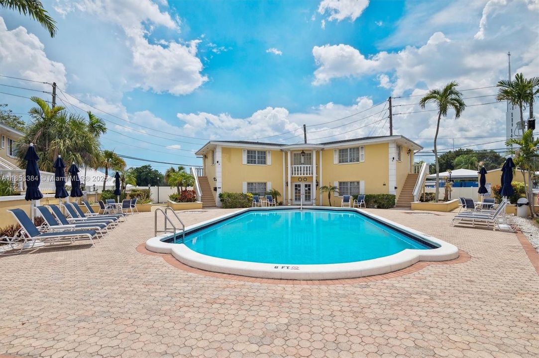 На продажу: $193,000 (2 спален, 1 ванн, 875 Квадратных фут)