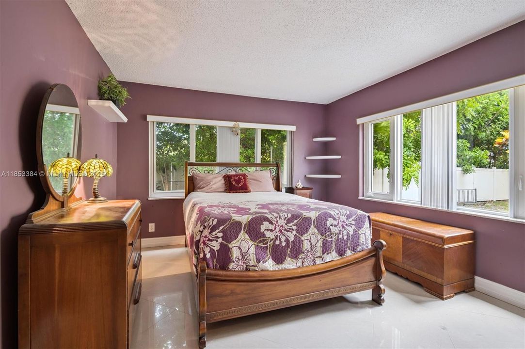 На продажу: $193,000 (2 спален, 1 ванн, 875 Квадратных фут)