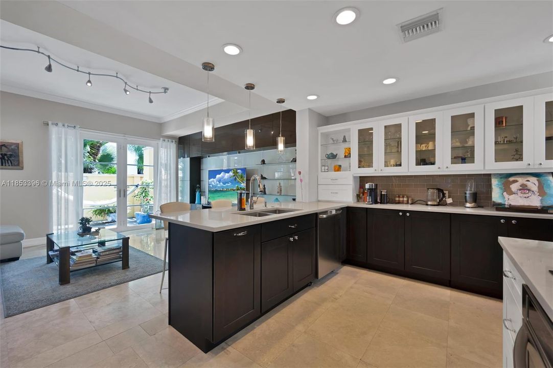 En Venta: $985,000 (3 camas, 2 baños, 2020 Pies cuadrados)